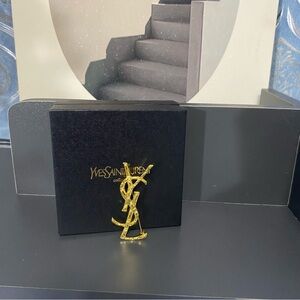 Yves Saint Laurent Gold Brooch👑✨🎉